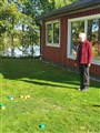 Eva funderar på vem som är närmast lillen.jpg